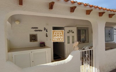 Fin bungalow på bakkeplan med flere terrasser i Altea la Vella.